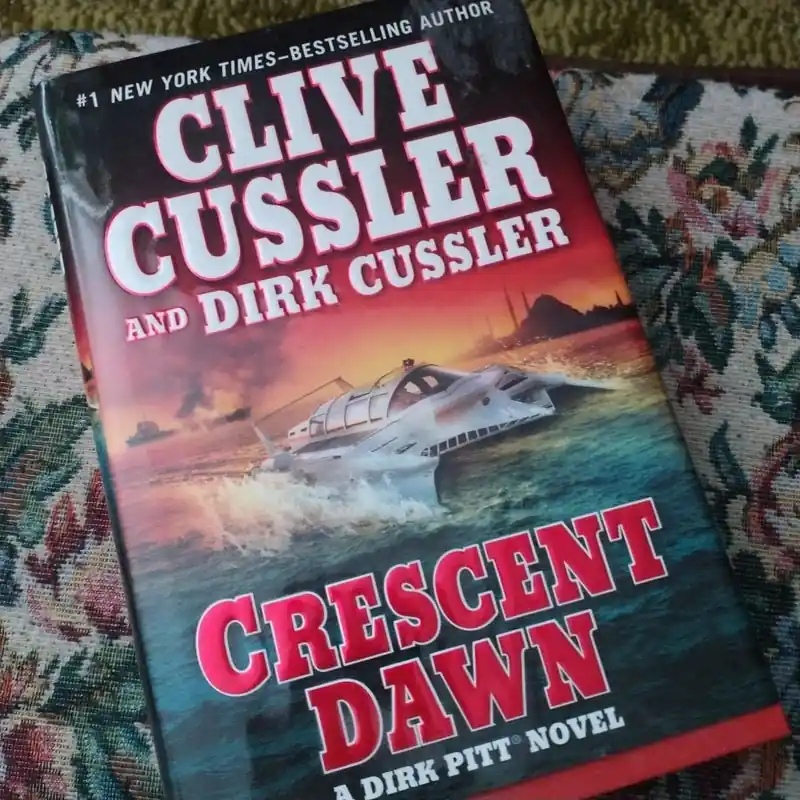 Crescent Dawn - Clive Cussler; Dirk Cussler Authentic